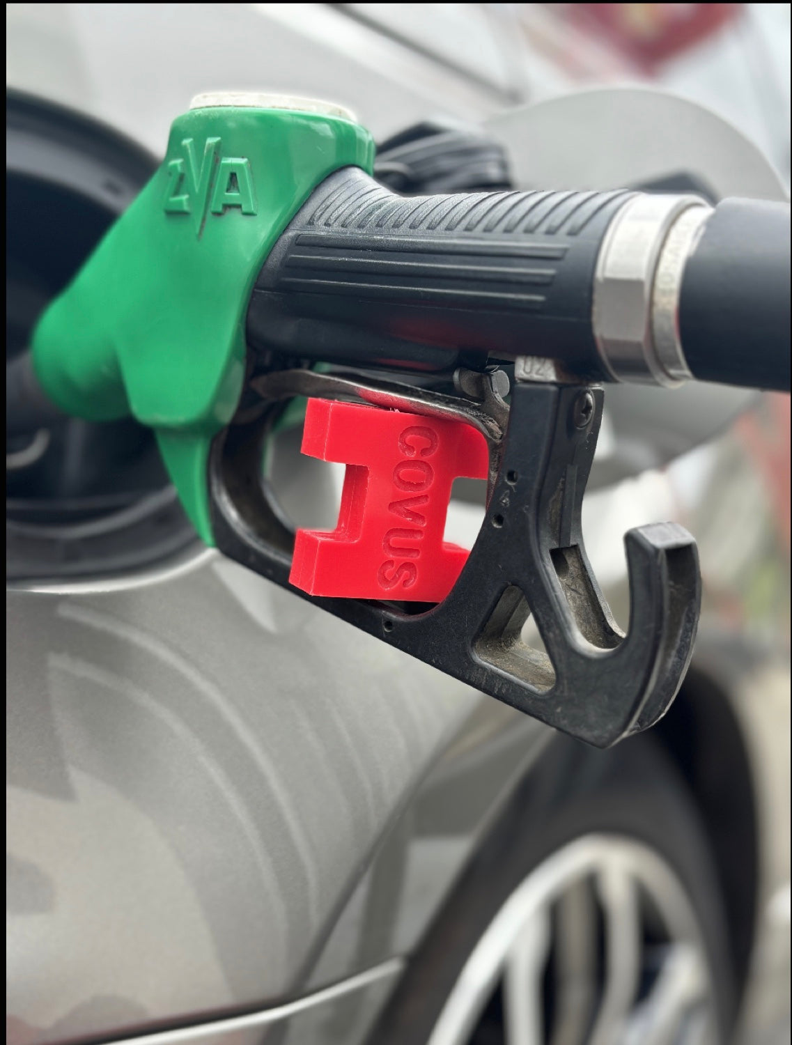 Rode Fitje geklemd in de beugel van een tankpistool, de hendel blijft open